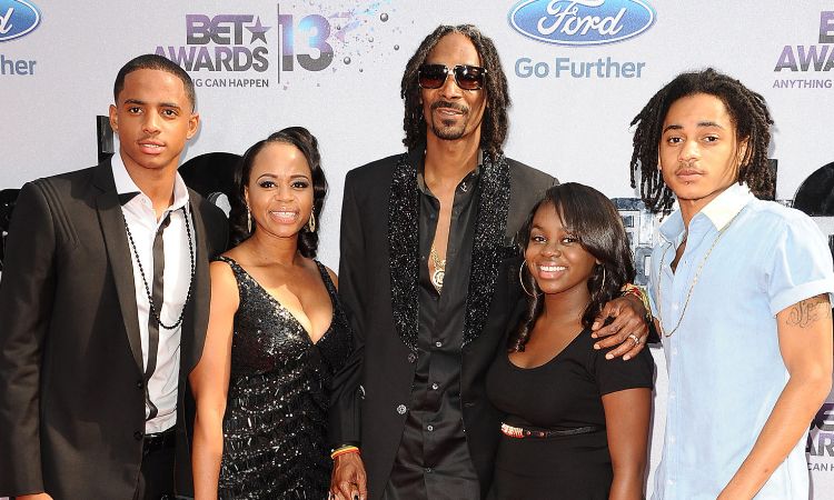 Julian Broadus's father Snoop Dogg with his wife and other kids. 